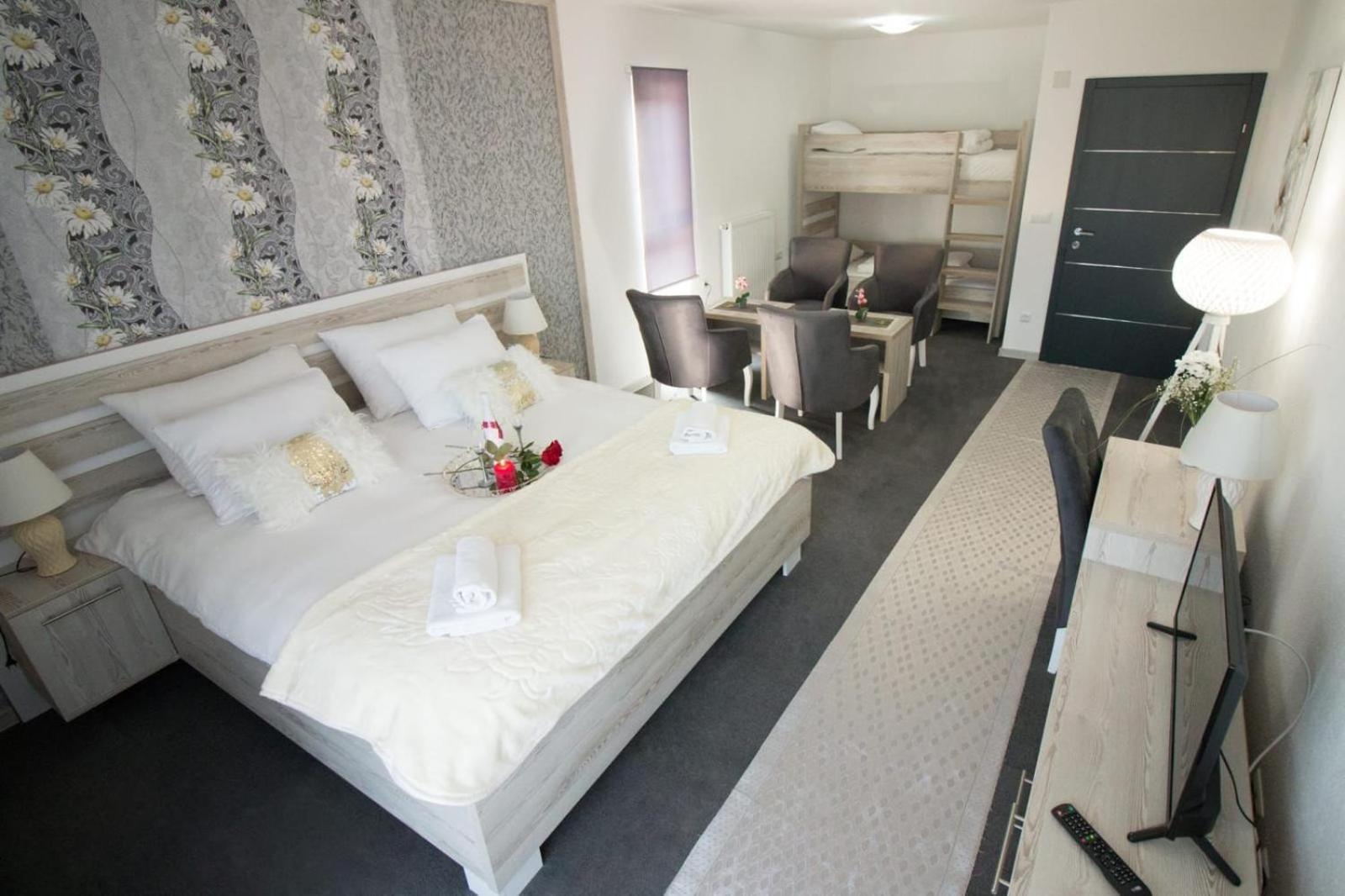 ולאסיץ Aparthotel "Queen Zina" מראה חיצוני תמונה