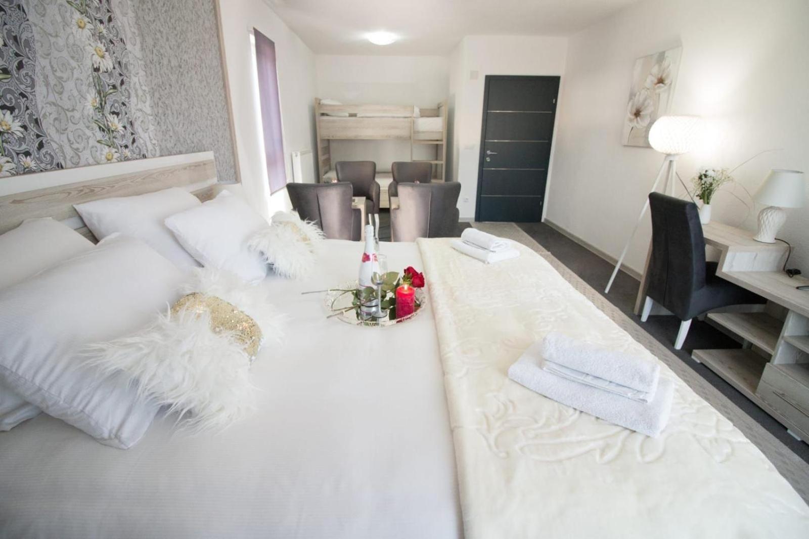 ולאסיץ Aparthotel "Queen Zina" מראה חיצוני תמונה
