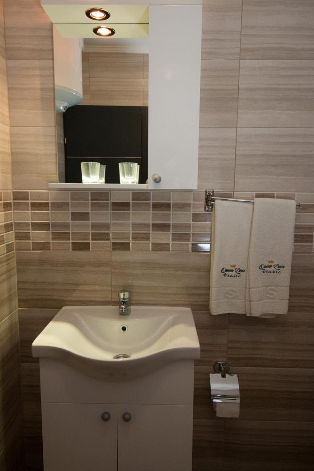 ולאסיץ Aparthotel "Queen Zina" מראה חיצוני תמונה
