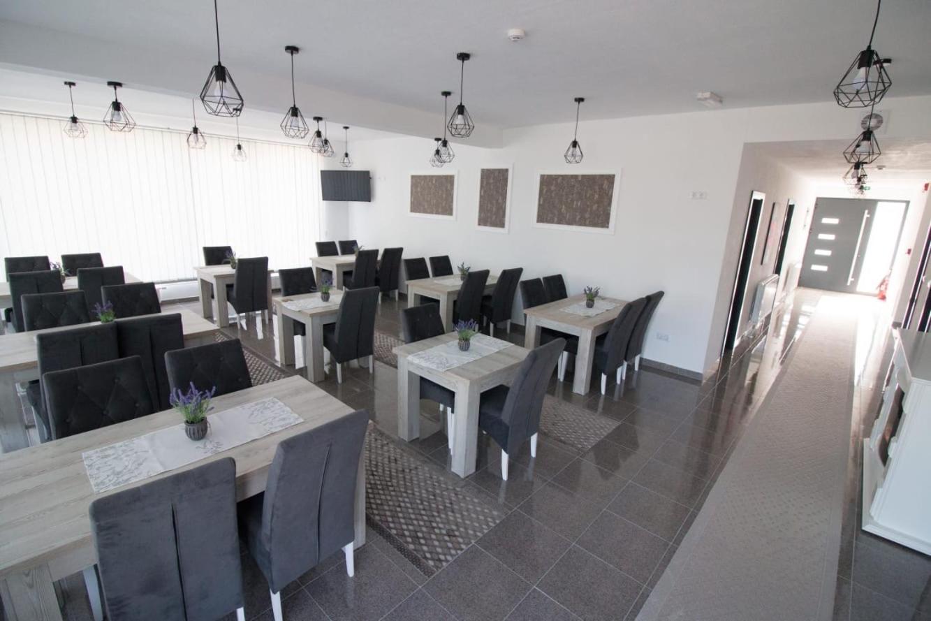 ולאסיץ Aparthotel "Queen Zina" מראה חיצוני תמונה
